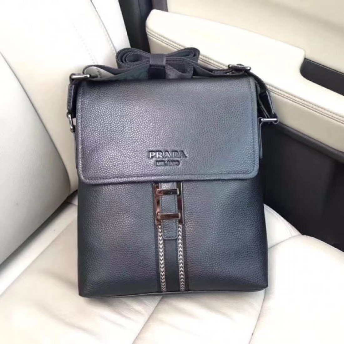 華やかで上品な プラダ コピー ショルダーバッグ PRADA 大人の魅力を演出