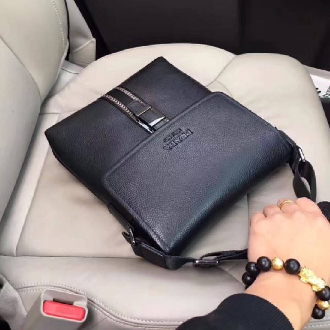 華やかで上品な プラダ コピー ショルダーバッグ PRADA 大人の魅力を演出