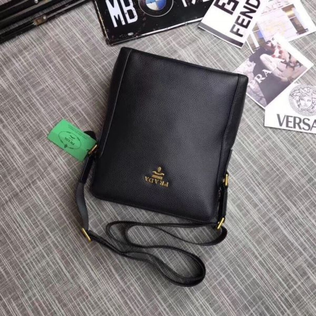 洗練されたスタイル PRADA プラダ コピー ショルダーバッグ で大人のおしゃれを格上げ