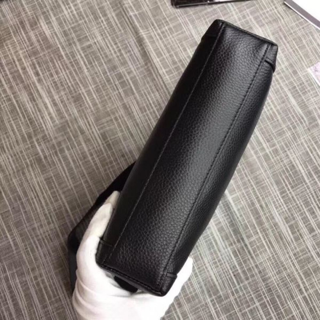 洗練されたスタイル PRADA プラダ コピー ショルダーバッグ で大人のおしゃれを格上げ