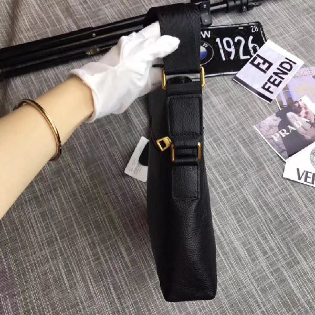 洗練されたスタイル PRADA プラダ コピー ショルダーバッグ で大人のおしゃれを格上げ