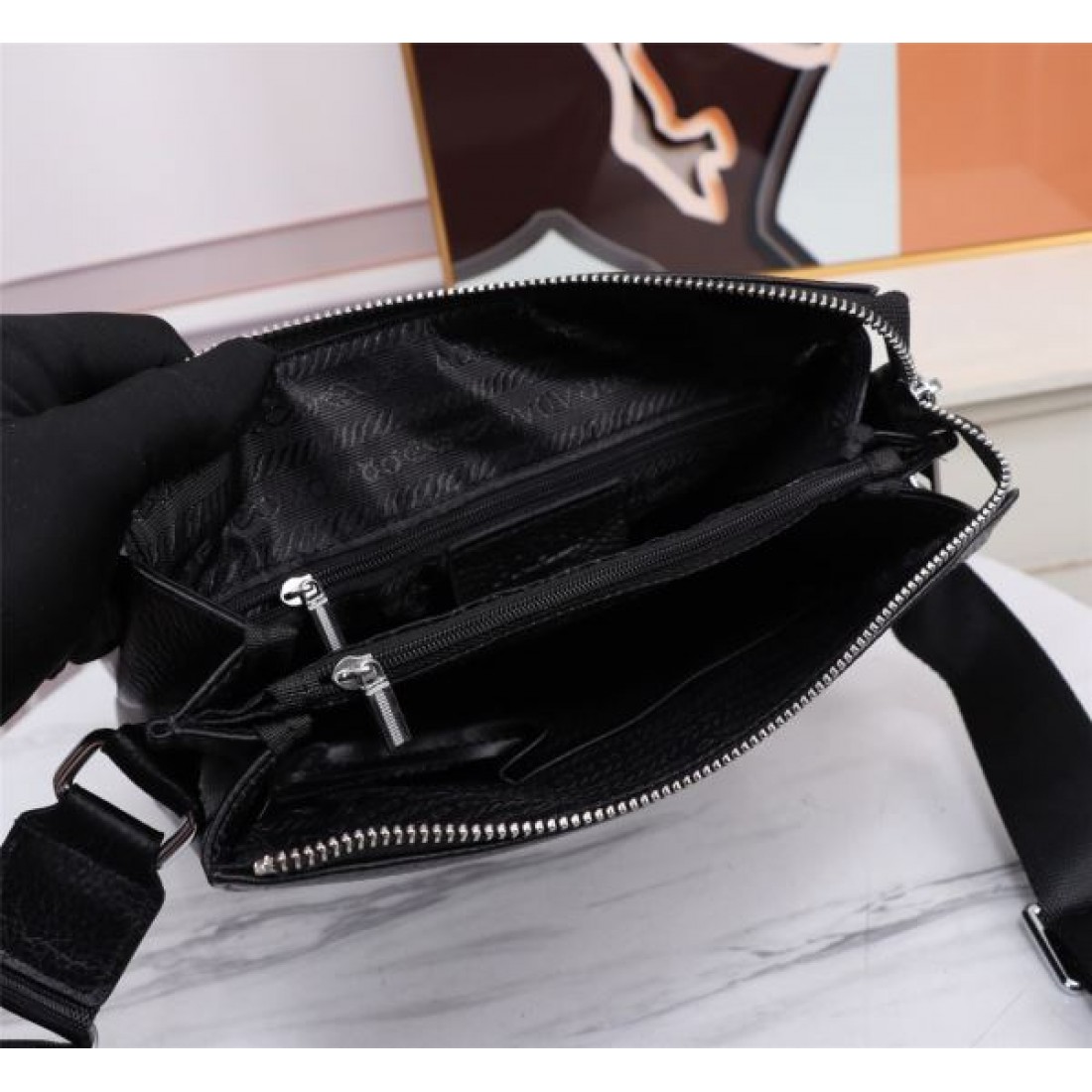 プラダ コピー ショルダーバッグ PRADA モダンで都会的な魅力を演出