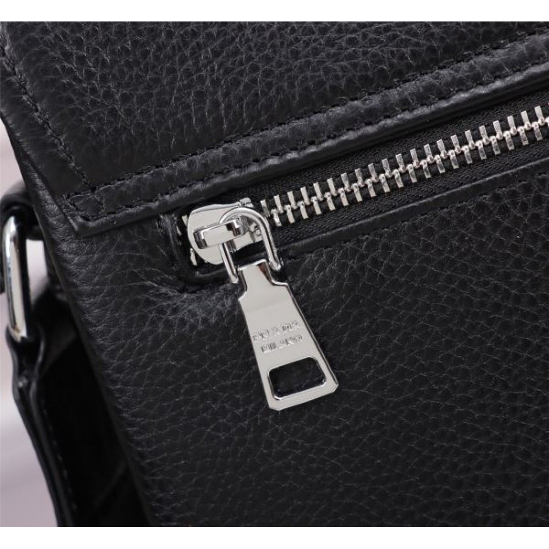 プラダ コピー ショルダーバッグ PRADA モダンで都会的な魅力を演出