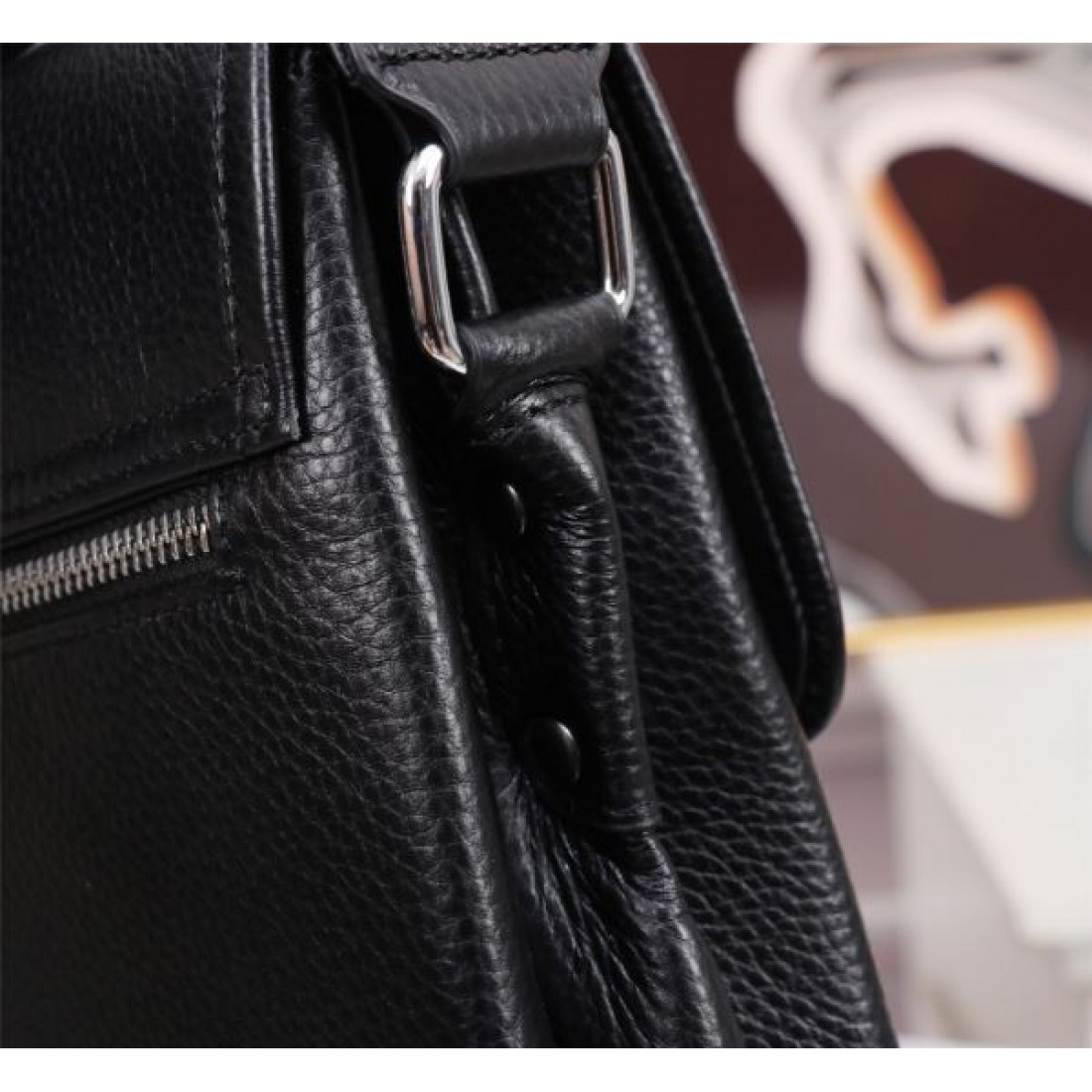 プラダ コピー ショルダーバッグ PRADA モダンで都会的な魅力を演出