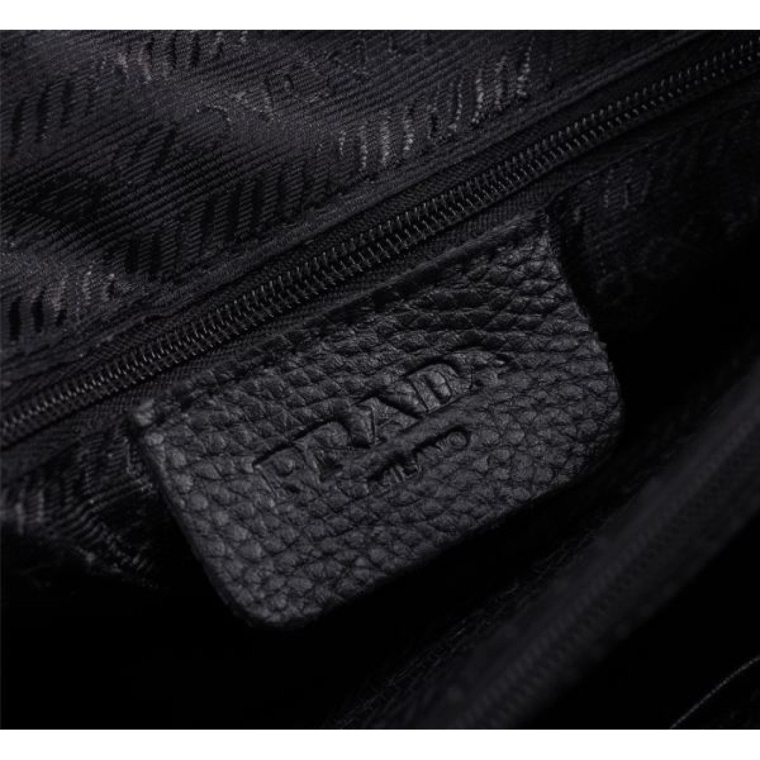 プラダ コピー ショルダーバッグ PRADA モダンで都会的な魅力を演出