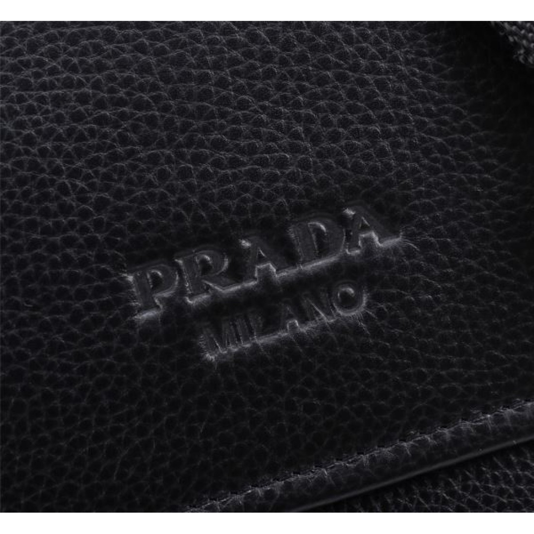 プラダ コピー ショルダーバッグ PRADA モダンで都会的な魅力を演出