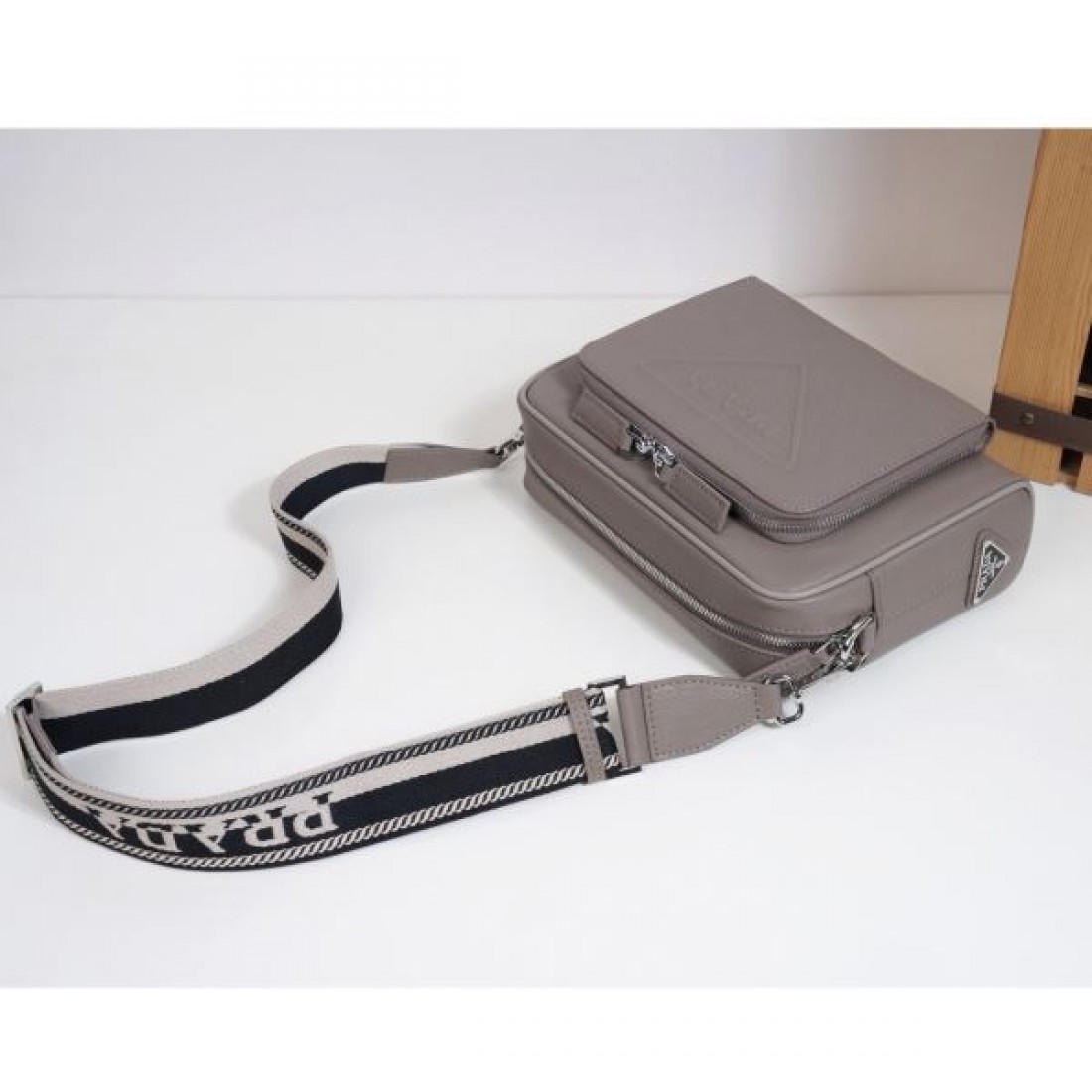 高級感ただよう PRADA プラダ コピー ショルダーバッグ シックで上品なデザイン