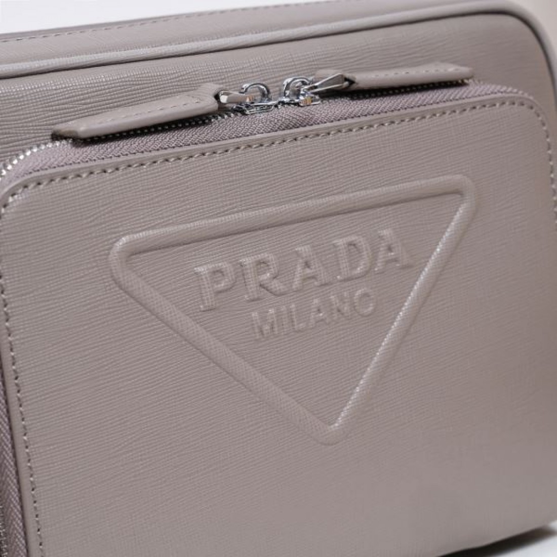 高級感ただよう PRADA プラダ コピー ショルダーバッグ シックで上品なデザイン