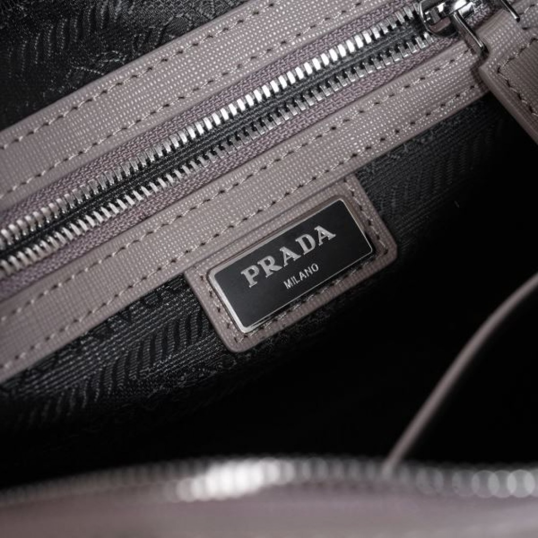 高級感ただよう PRADA プラダ コピー ショルダーバッグ シックで上品なデザイン