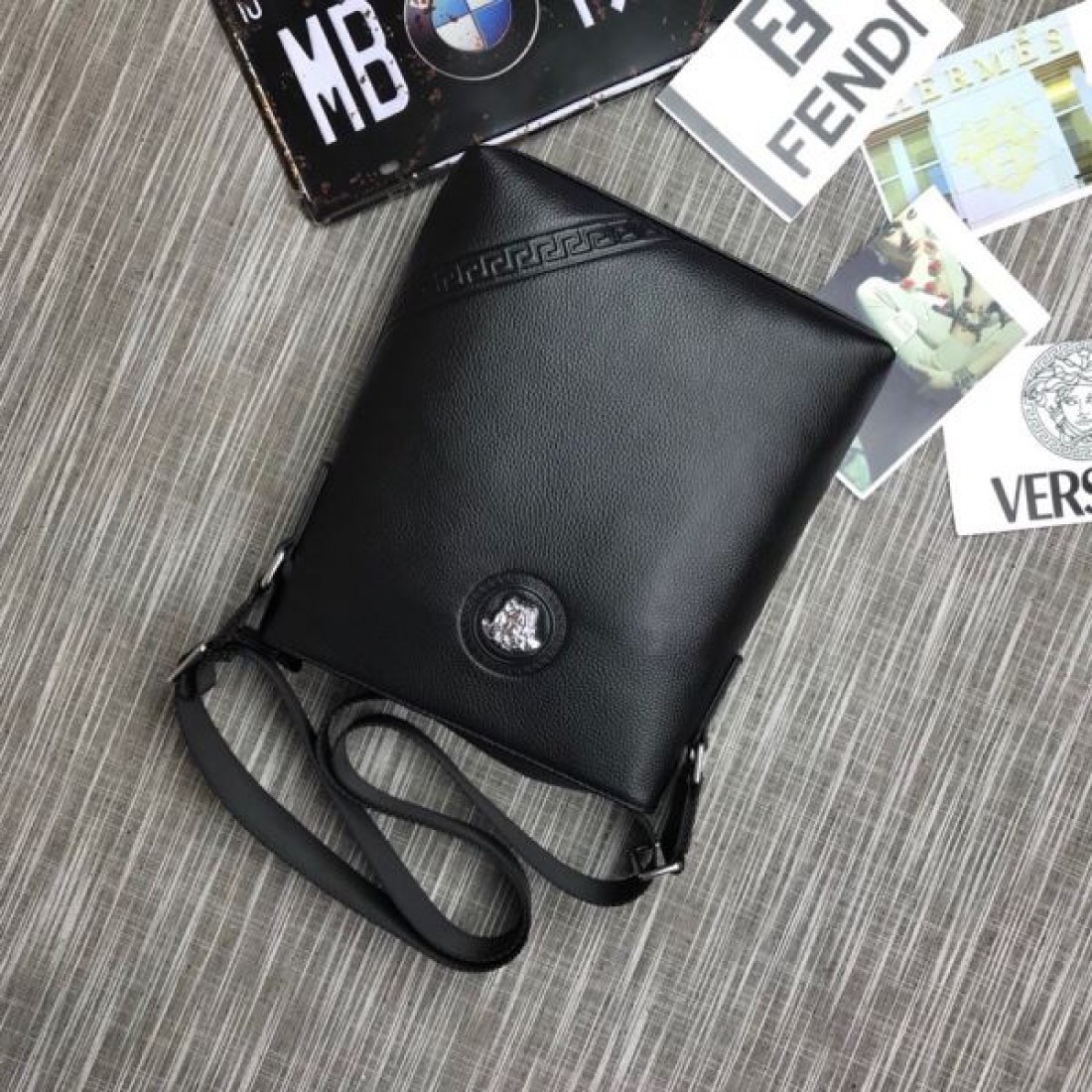 ゴージャスで魅惑的な ヴェルサーチェ コピー ショルダーバッグ VERSACE ラグジュアリー感満載