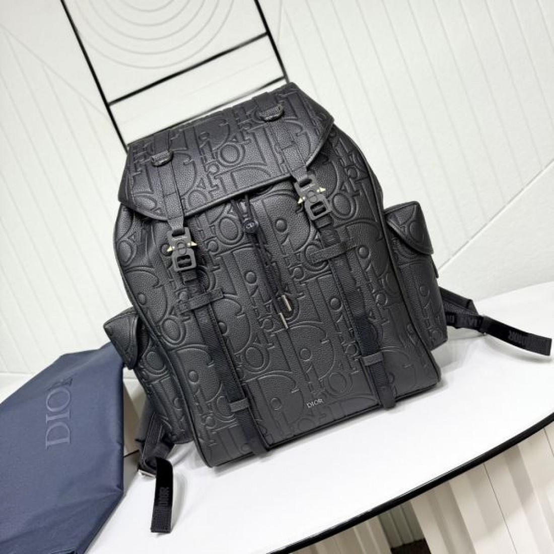 モダンでスタイリッシュな ディオール コピー バックパック DIOR で存在感アップ