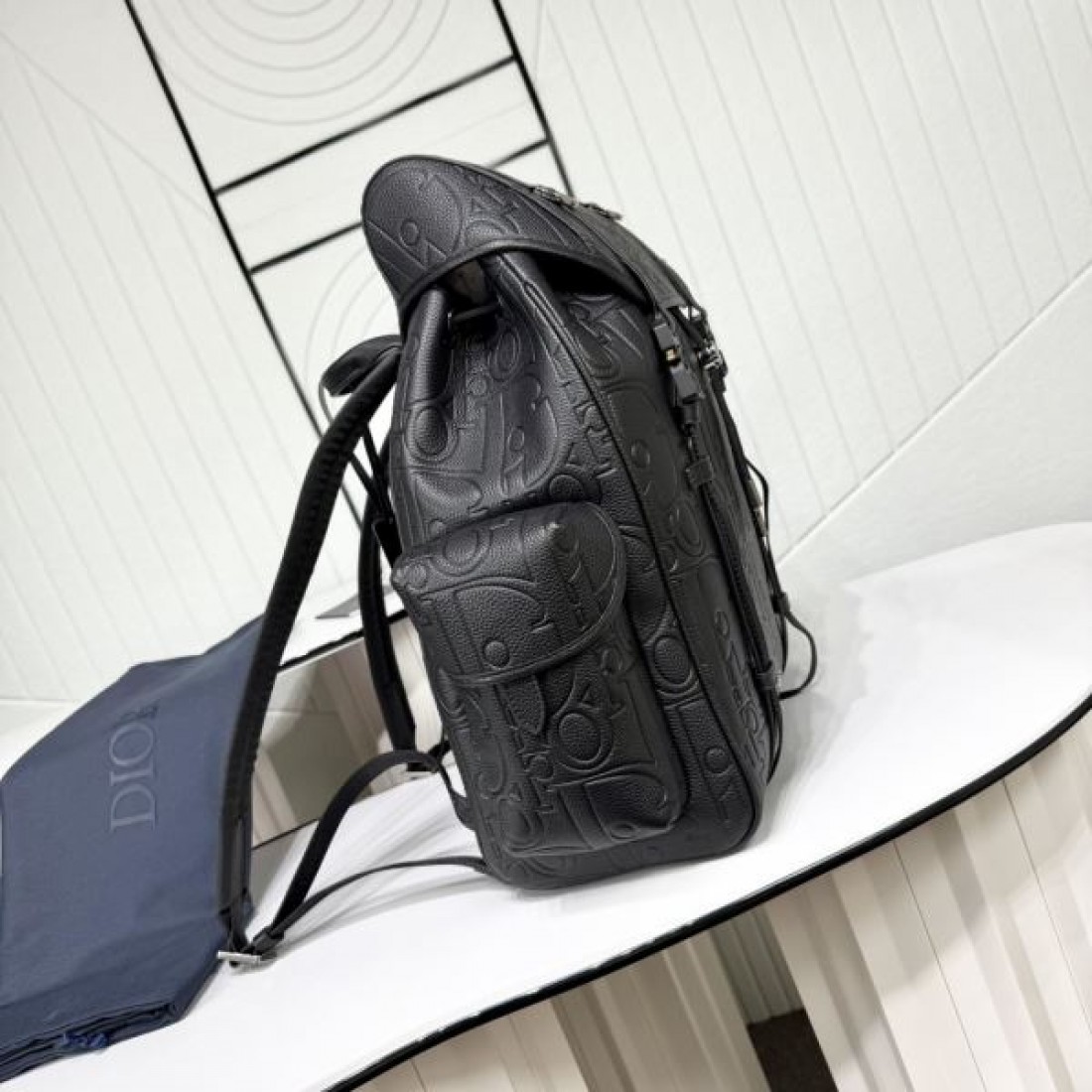 モダンでスタイリッシュな ディオール コピー バックパック DIOR で存在感アップ