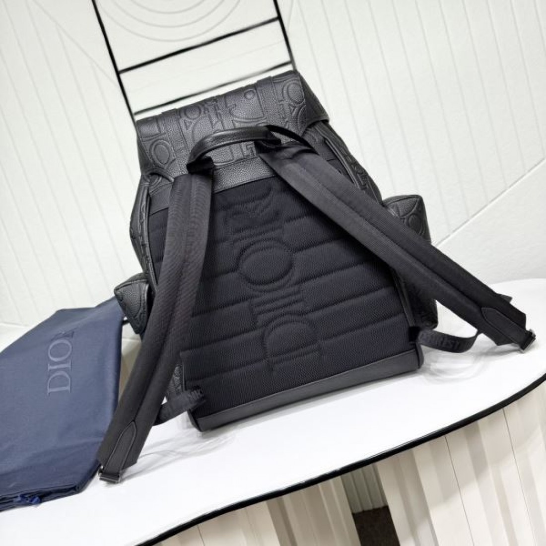 モダンでスタイリッシュな ディオール コピー バックパック DIOR で存在感アップ