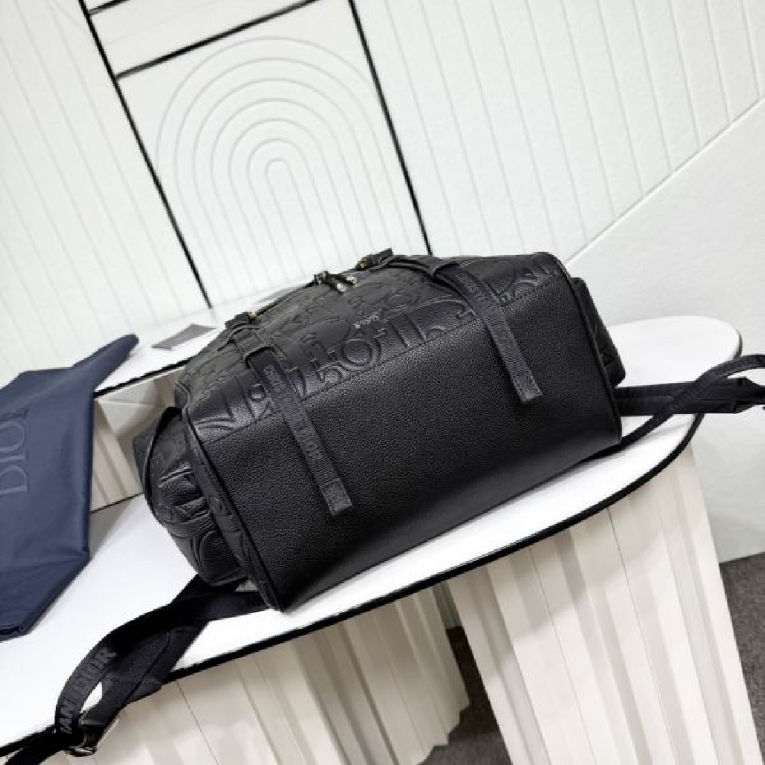 モダンでスタイリッシュな ディオール コピー バックパック DIOR で存在感アップ