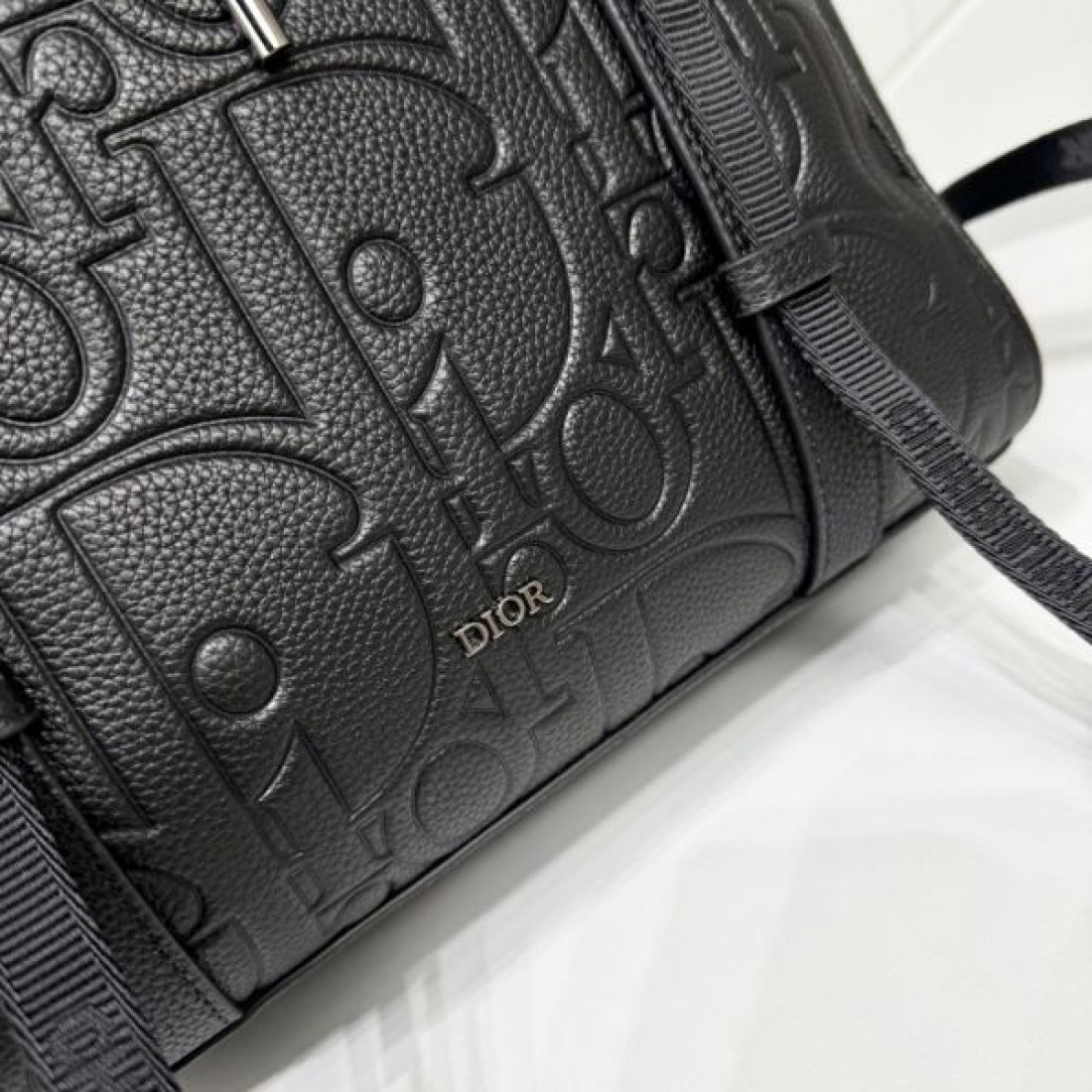 モダンでスタイリッシュな ディオール コピー バックパック DIOR で存在感アップ