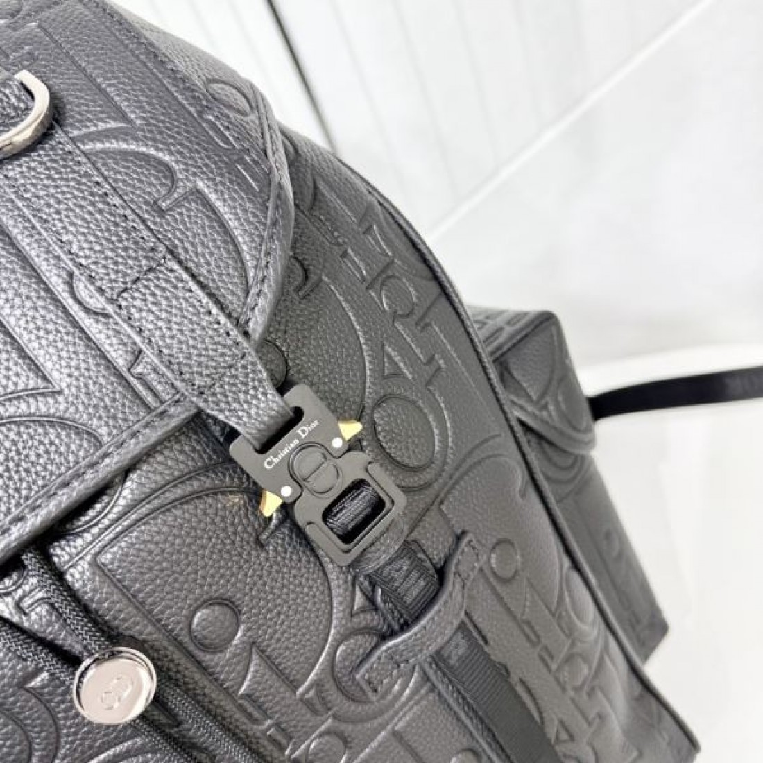 モダンでスタイリッシュな ディオール コピー バックパック DIOR で存在感アップ