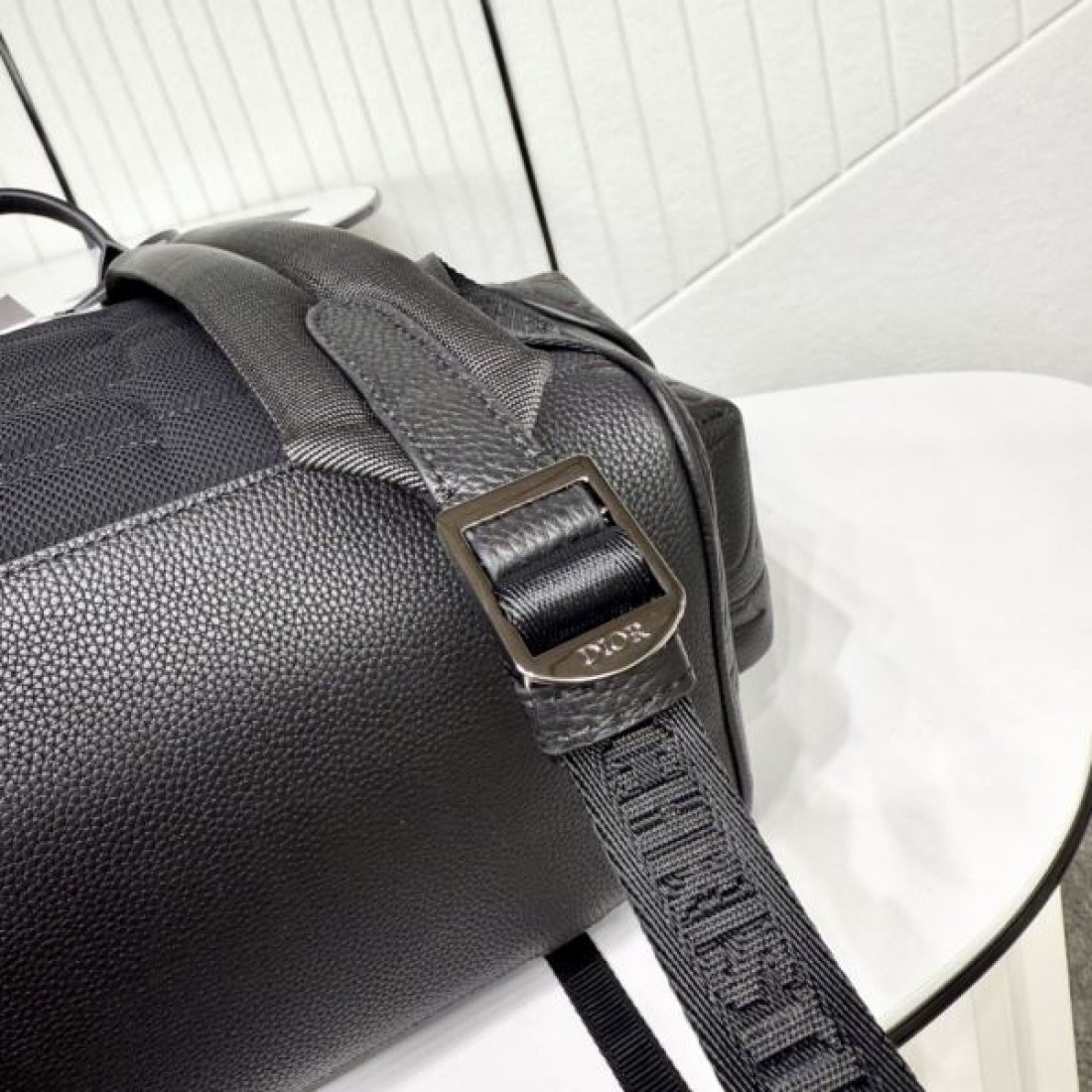 モダンでスタイリッシュな ディオール コピー バックパック DIOR で存在感アップ