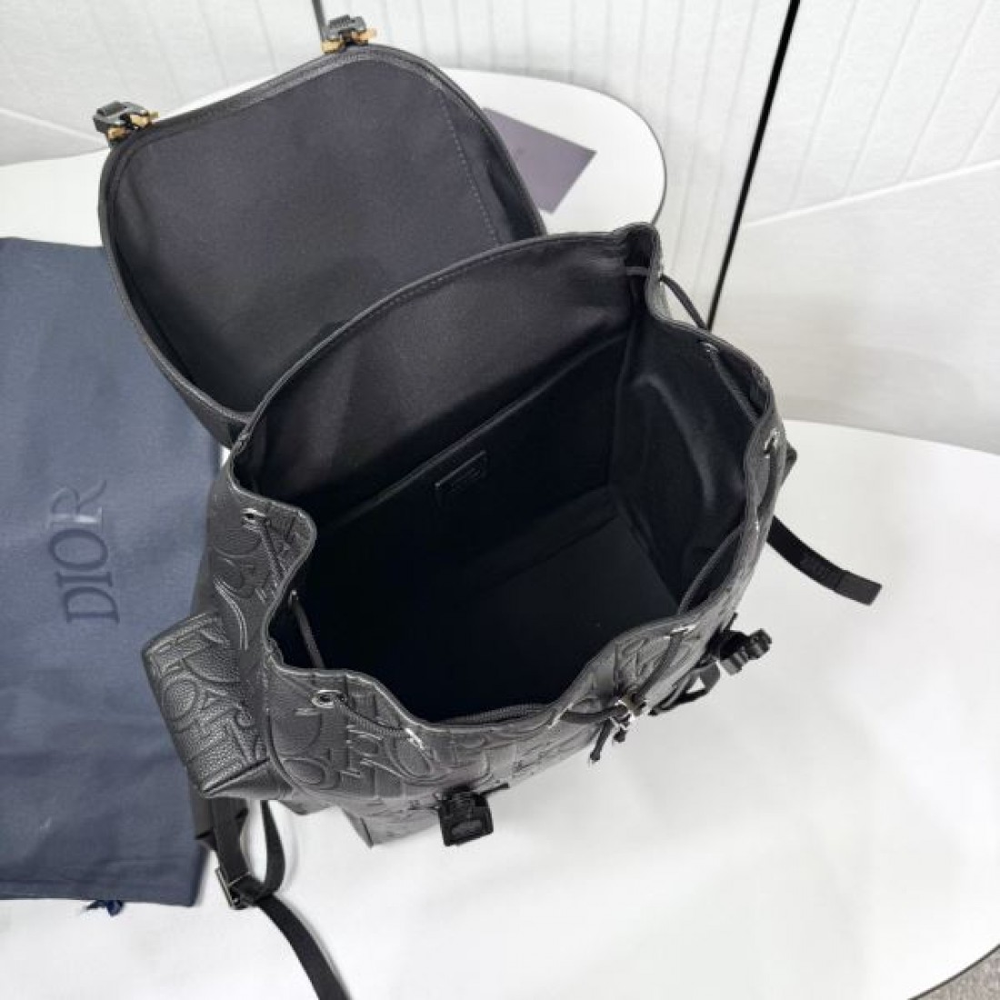 モダンでスタイリッシュな ディオール コピー バックパック DIOR で存在感アップ