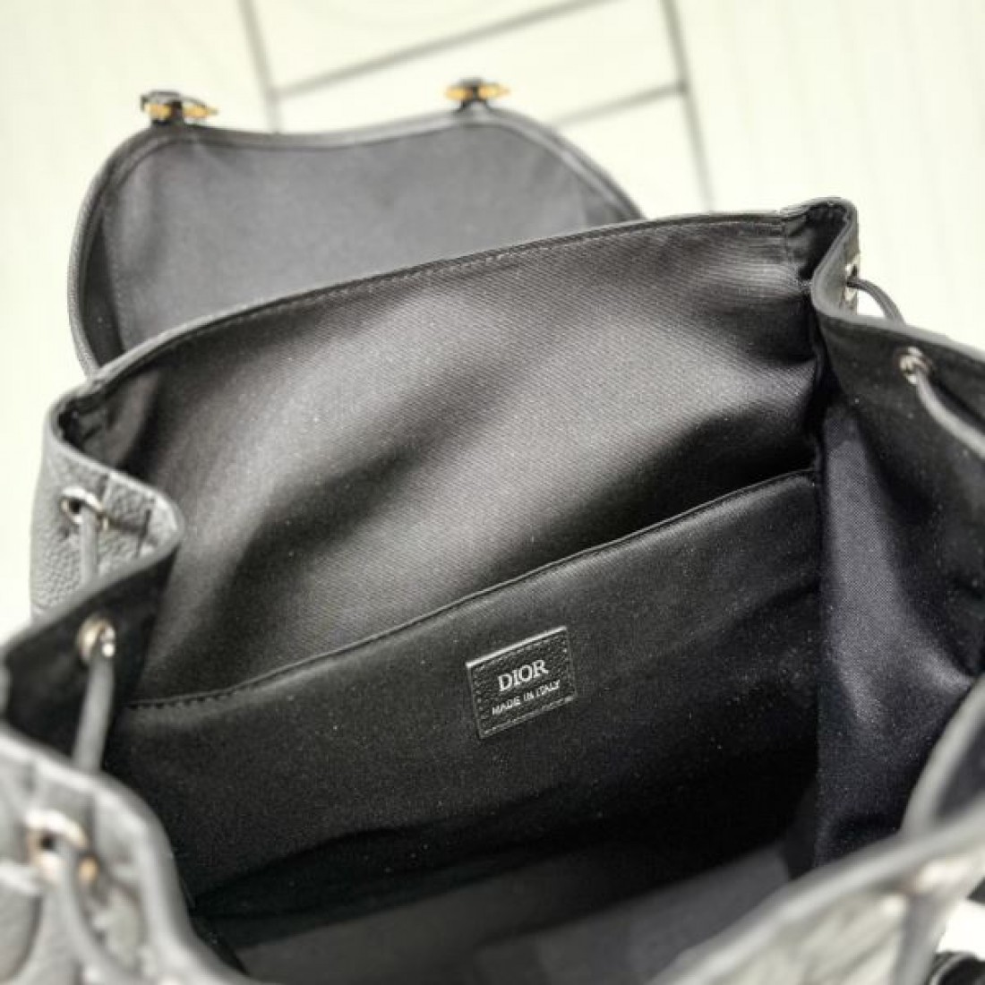 モダンでスタイリッシュな ディオール コピー バックパック DIOR で存在感アップ