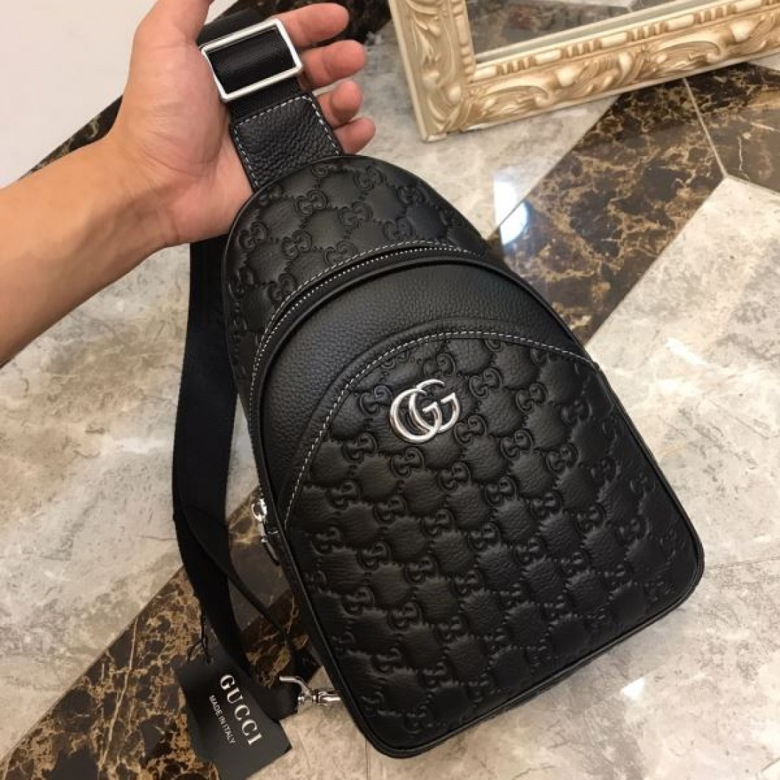 洗練されたスタイル GUCCI グッチ コピー チェストバッグ モダンで都会的