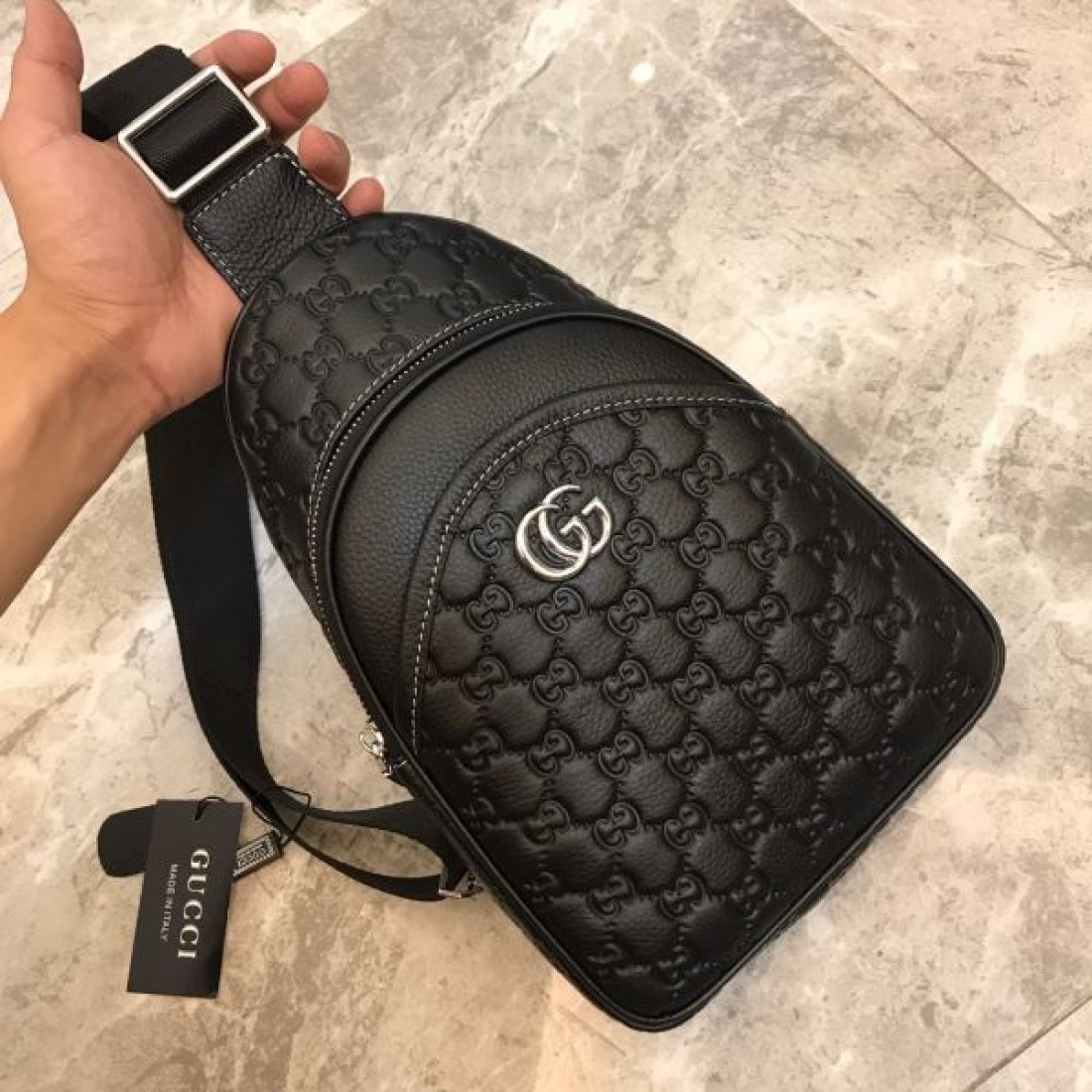 洗練されたスタイル GUCCI グッチ コピー チェストバッグ モダンで都会的