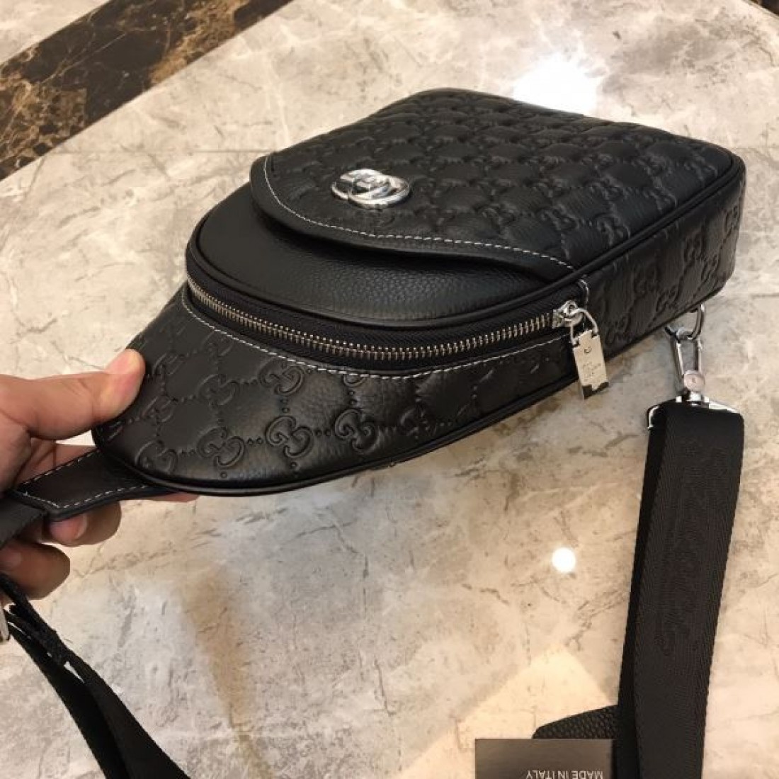 洗練されたスタイル GUCCI グッチ コピー チェストバッグ モダンで都会的