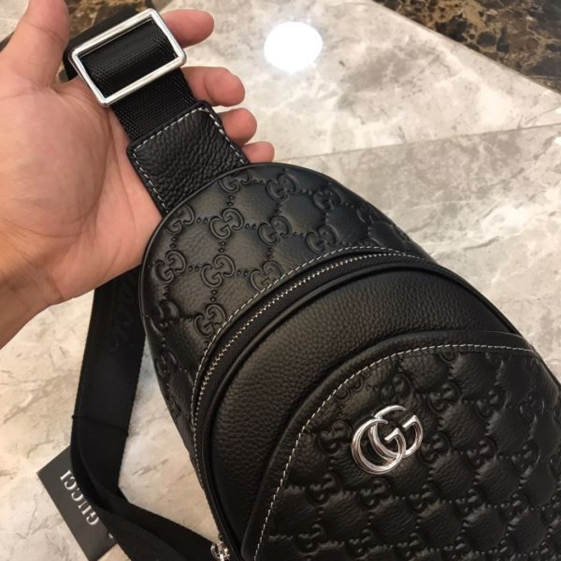 洗練されたスタイル GUCCI グッチ コピー チェストバッグ モダンで都会的