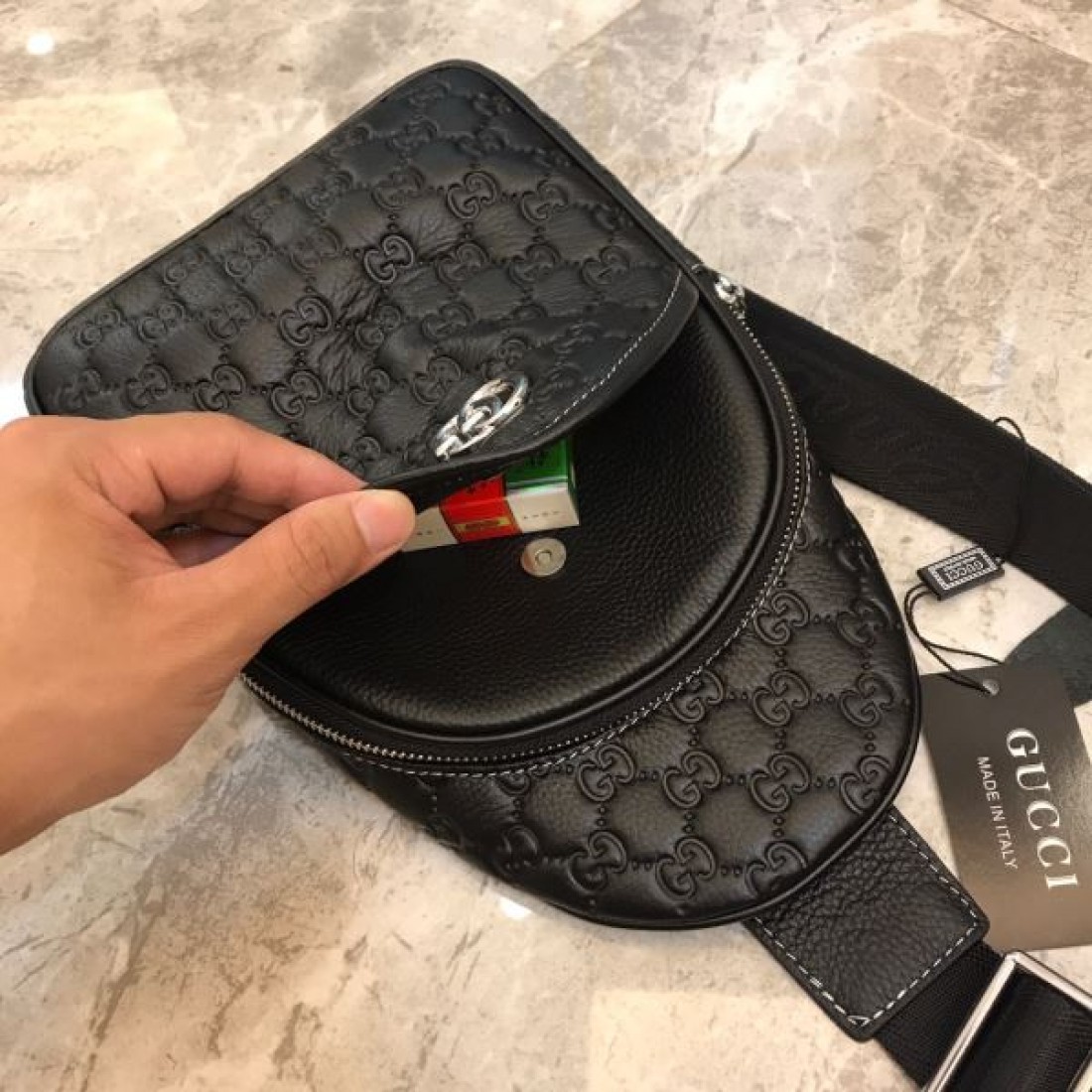 洗練されたスタイル GUCCI グッチ コピー チェストバッグ モダンで都会的