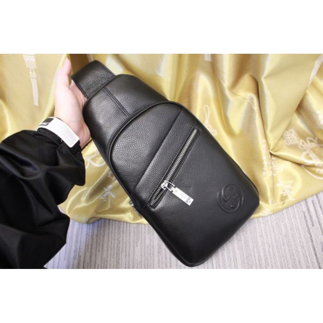 個性を引き立てる GUCCI グッチ コピー チェストバッグ エレガントで上品