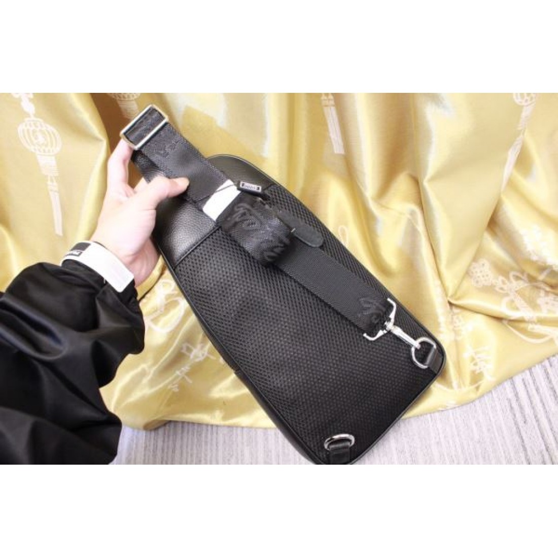 個性を引き立てる GUCCI グッチ コピー チェストバッグ エレガントで上品