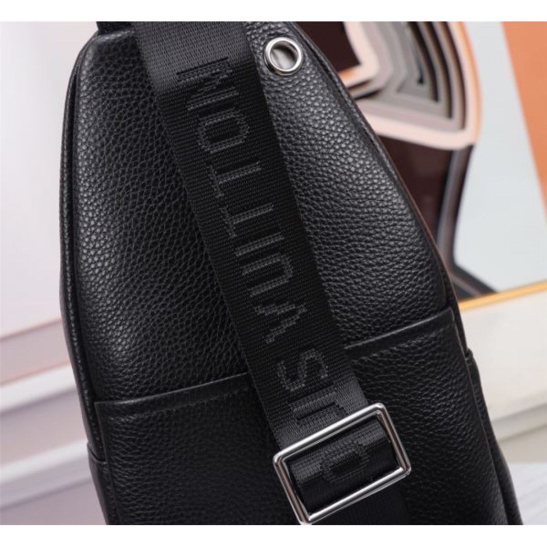  LOUIS VUITTON ルイヴィトン コピー チェストバッグ 個性的で洗練された印象に