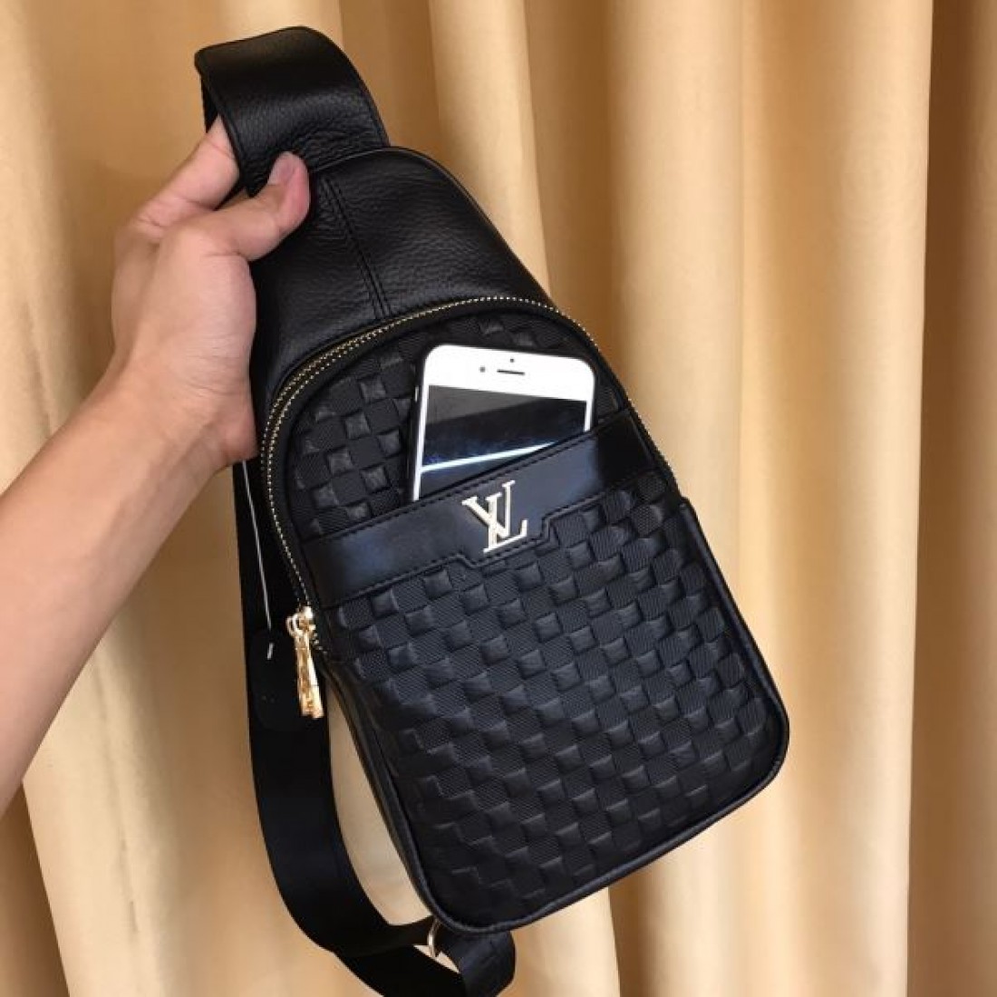 高級感ただよう ルイヴィトン コピー チェストバッグ LOUIS VUITTON で華やかに