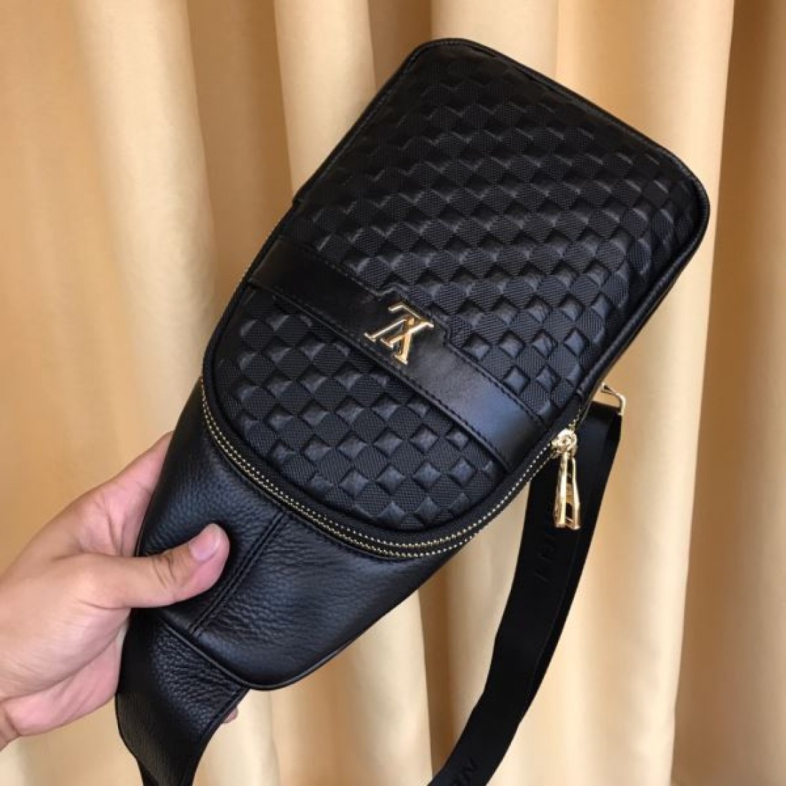 高級感ただよう ルイヴィトン コピー チェストバッグ LOUIS VUITTON で華やかに