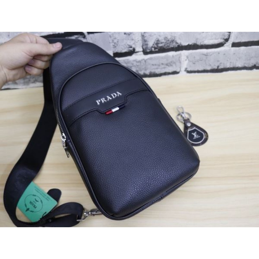 プラダ コピー チェストバッグ PRADA 存在感あふれるスタイリッシュな一品