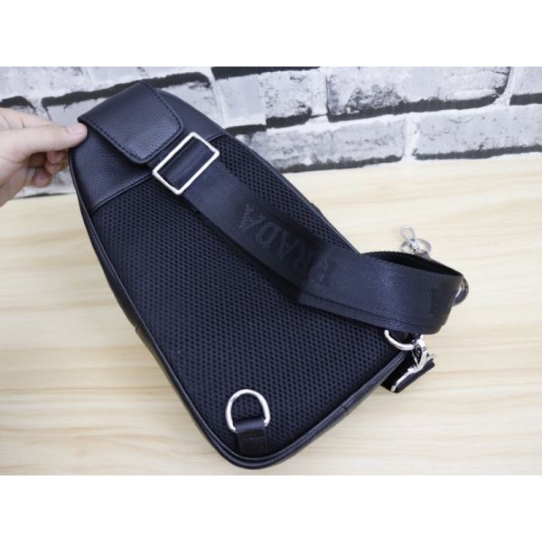 プラダ コピー チェストバッグ PRADA 存在感あふれるスタイリッシュな一品