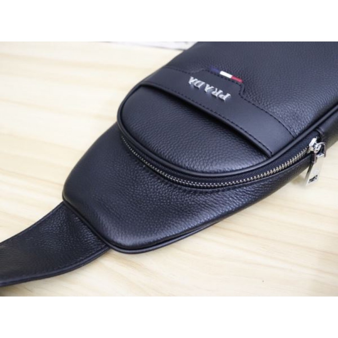 プラダ コピー チェストバッグ PRADA 存在感あふれるスタイリッシュな一品