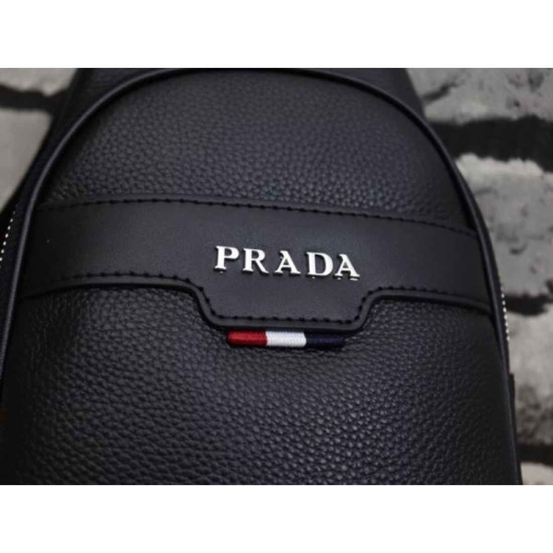 プラダ コピー チェストバッグ PRADA 存在感あふれるスタイリッシュな一品