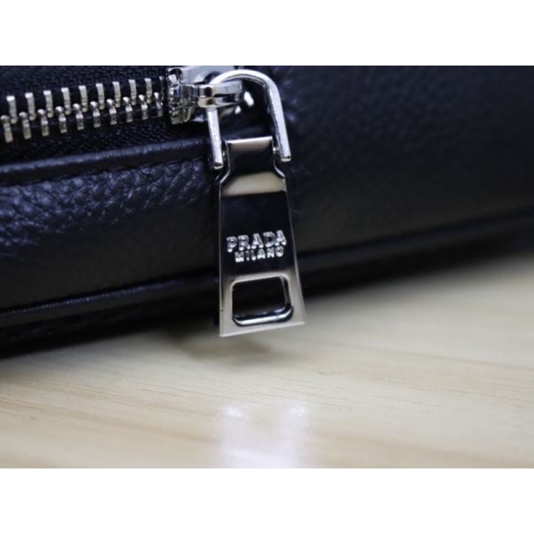 プラダ コピー チェストバッグ PRADA 存在感あふれるスタイリッシュな一品