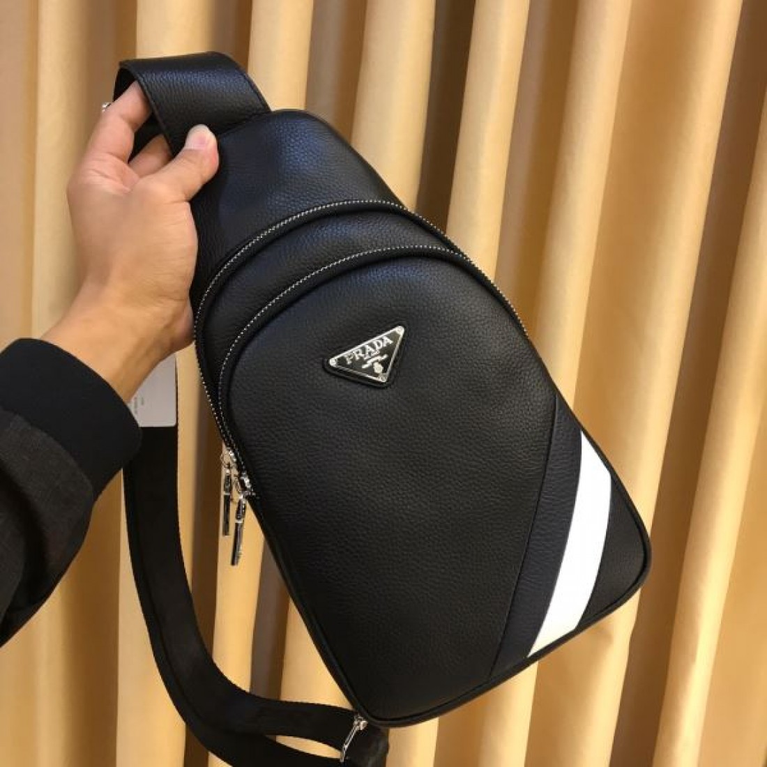 PRADA プラダ コピー チェストバッグ モダンで都会的な雰囲気が魅力