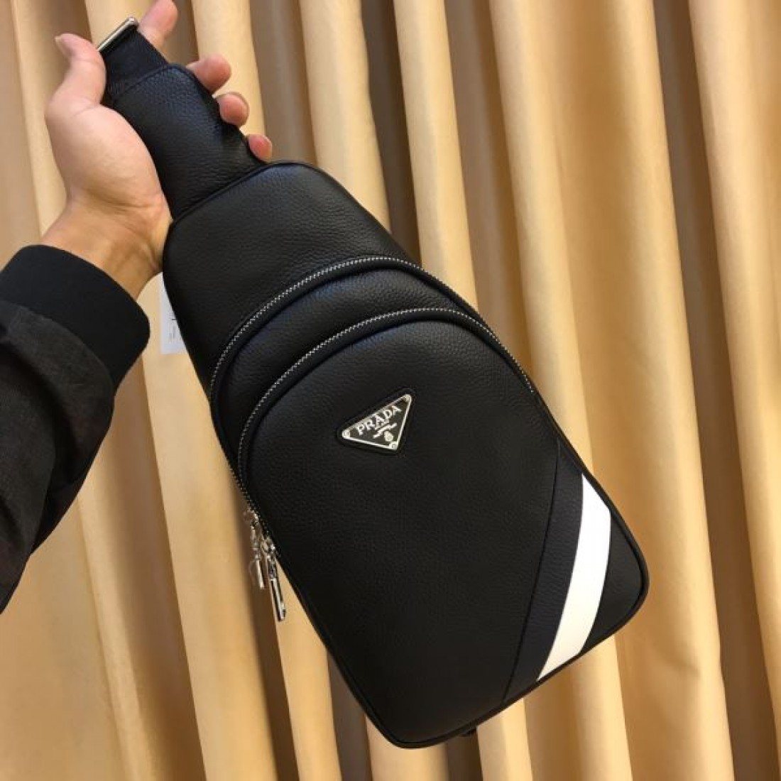 PRADA プラダ コピー チェストバッグ モダンで都会的な雰囲気が魅力