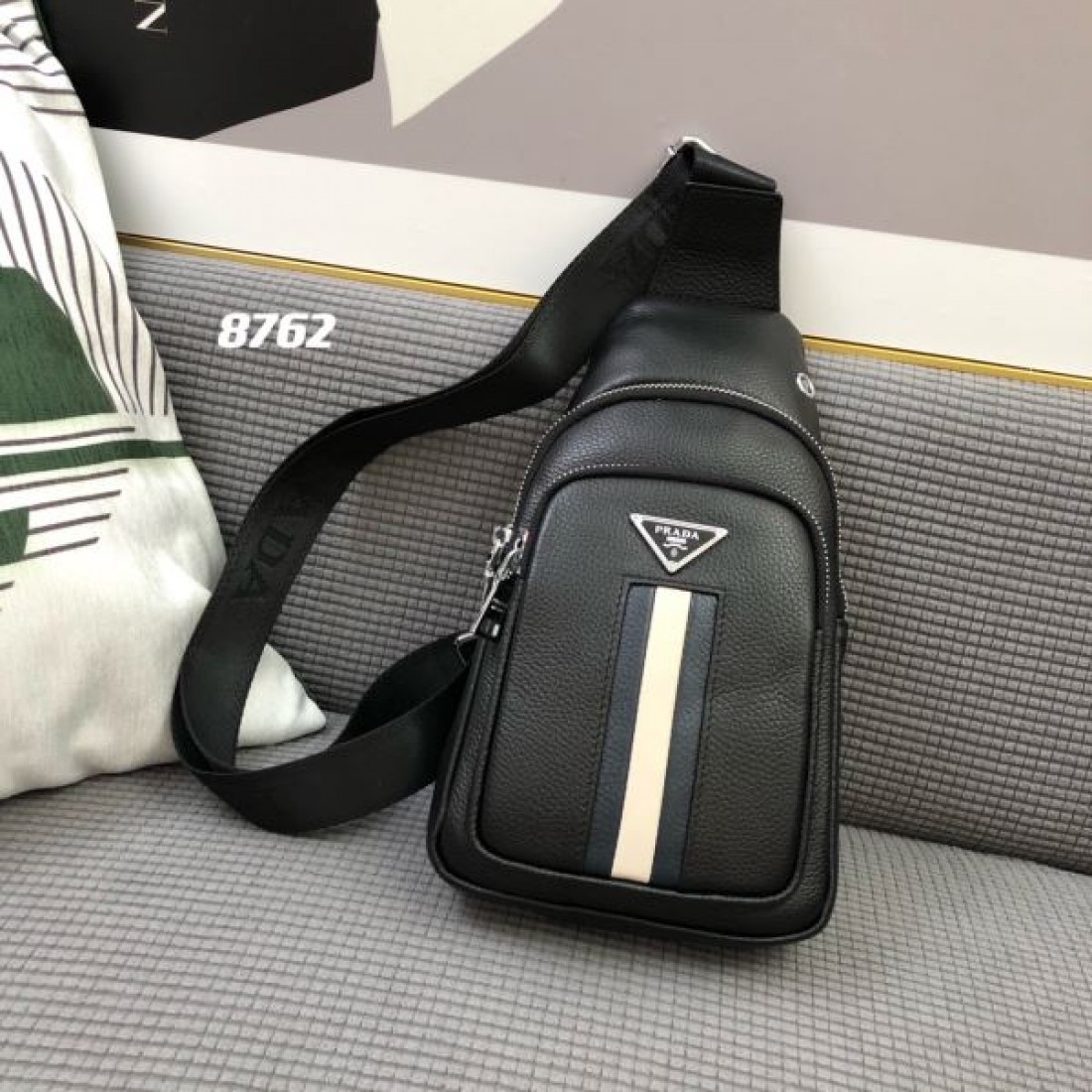 上質で洗練された プラダ コピー チェストバッグ PRADA で大人の余裕を演出