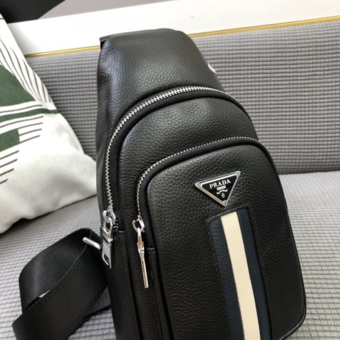 上質で洗練された プラダ コピー チェストバッグ PRADA で大人の余裕を演出