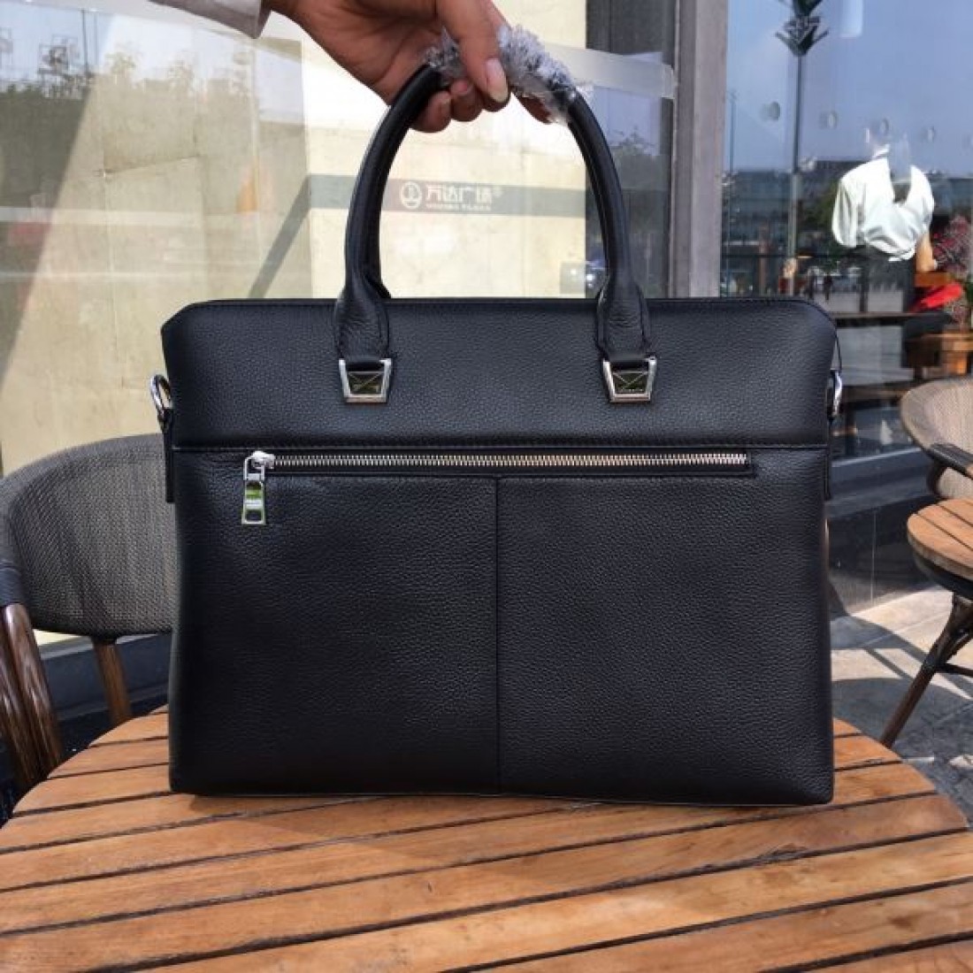 スタイリッシュで洗練された PRADA プラダ コピー ブリーフケース ビジネスシーンに最適