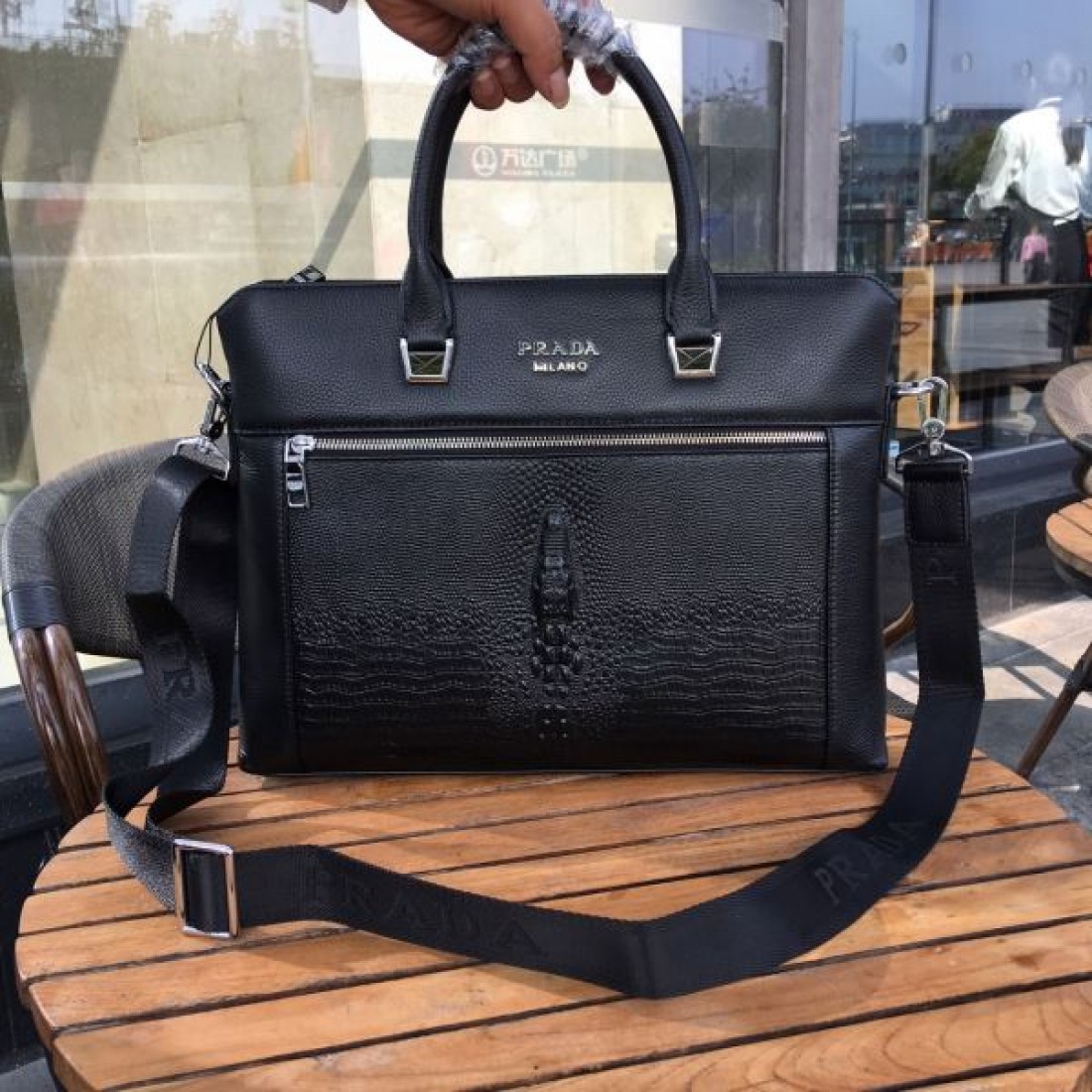 スタイリッシュで洗練された PRADA プラダ コピー ブリーフケース ビジネスシーンに最適