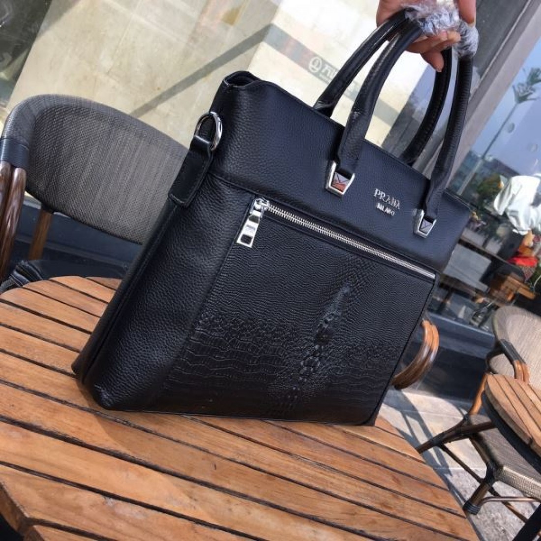 スタイリッシュで洗練された PRADA プラダ コピー ブリーフケース ビジネスシーンに最適