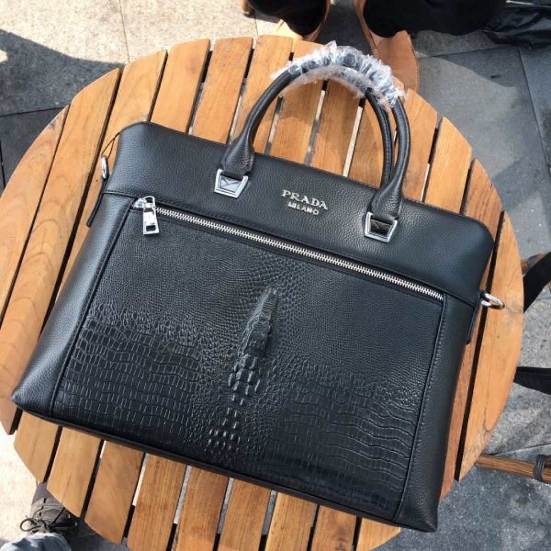 スタイリッシュで洗練された PRADA プラダ コピー ブリーフケース ビジネスシーンに最適