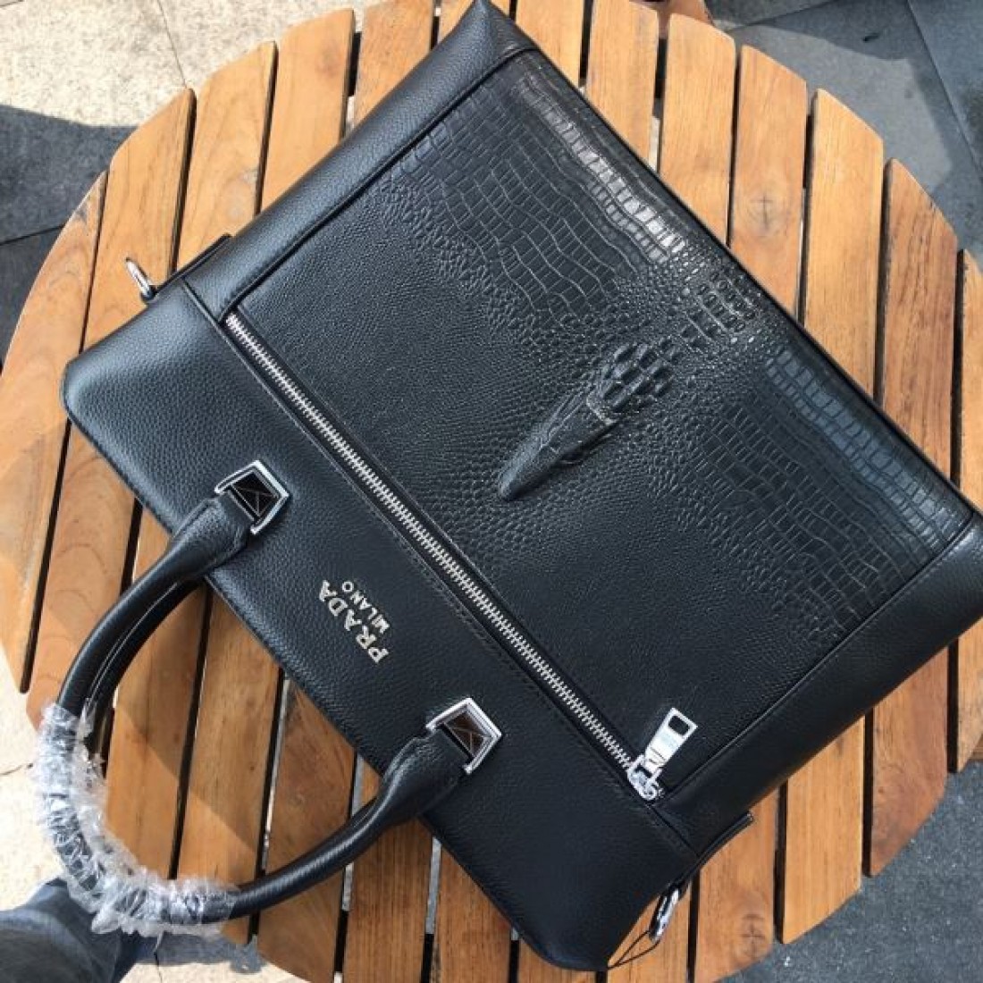 スタイリッシュで洗練された PRADA プラダ コピー ブリーフケース ビジネスシーンに最適