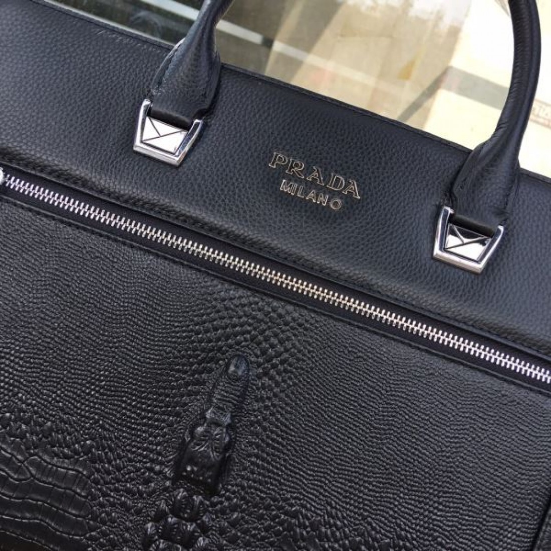 スタイリッシュで洗練された PRADA プラダ コピー ブリーフケース ビジネスシーンに最適