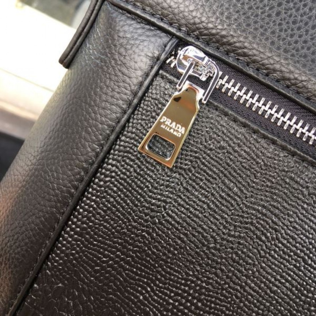 スタイリッシュで洗練された PRADA プラダ コピー ブリーフケース ビジネスシーンに最適