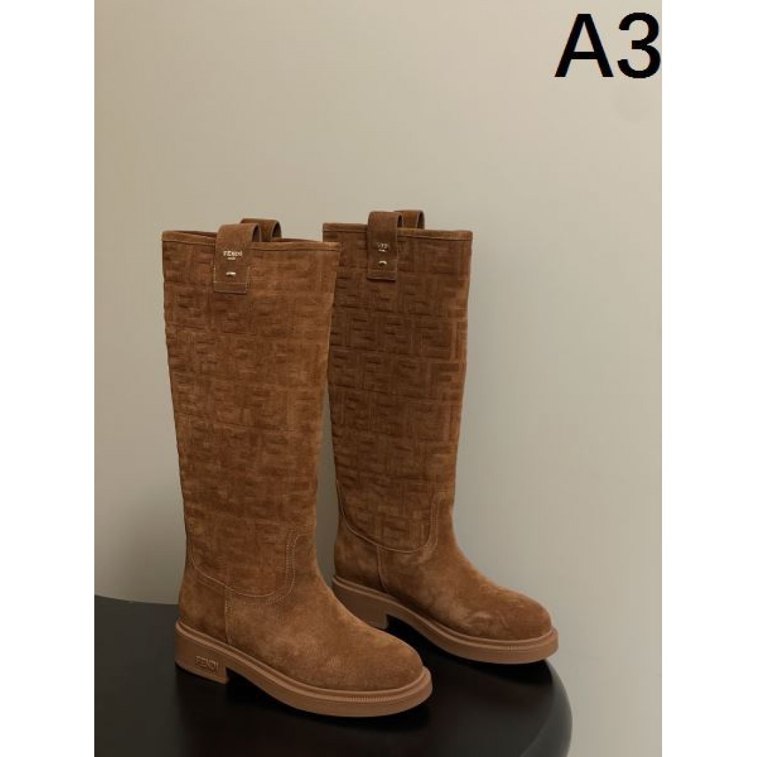 秋冬の定番 ファッショナブルな FENDI フェンディ スーパーコピー ブーツ 精巧な